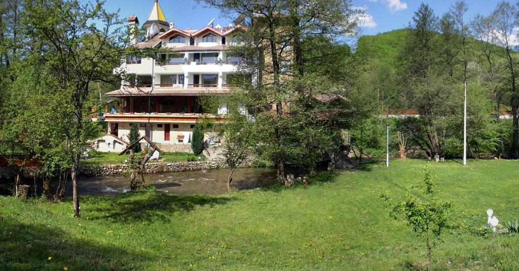 Hotel Paradise Place Kalofer Exterior foto